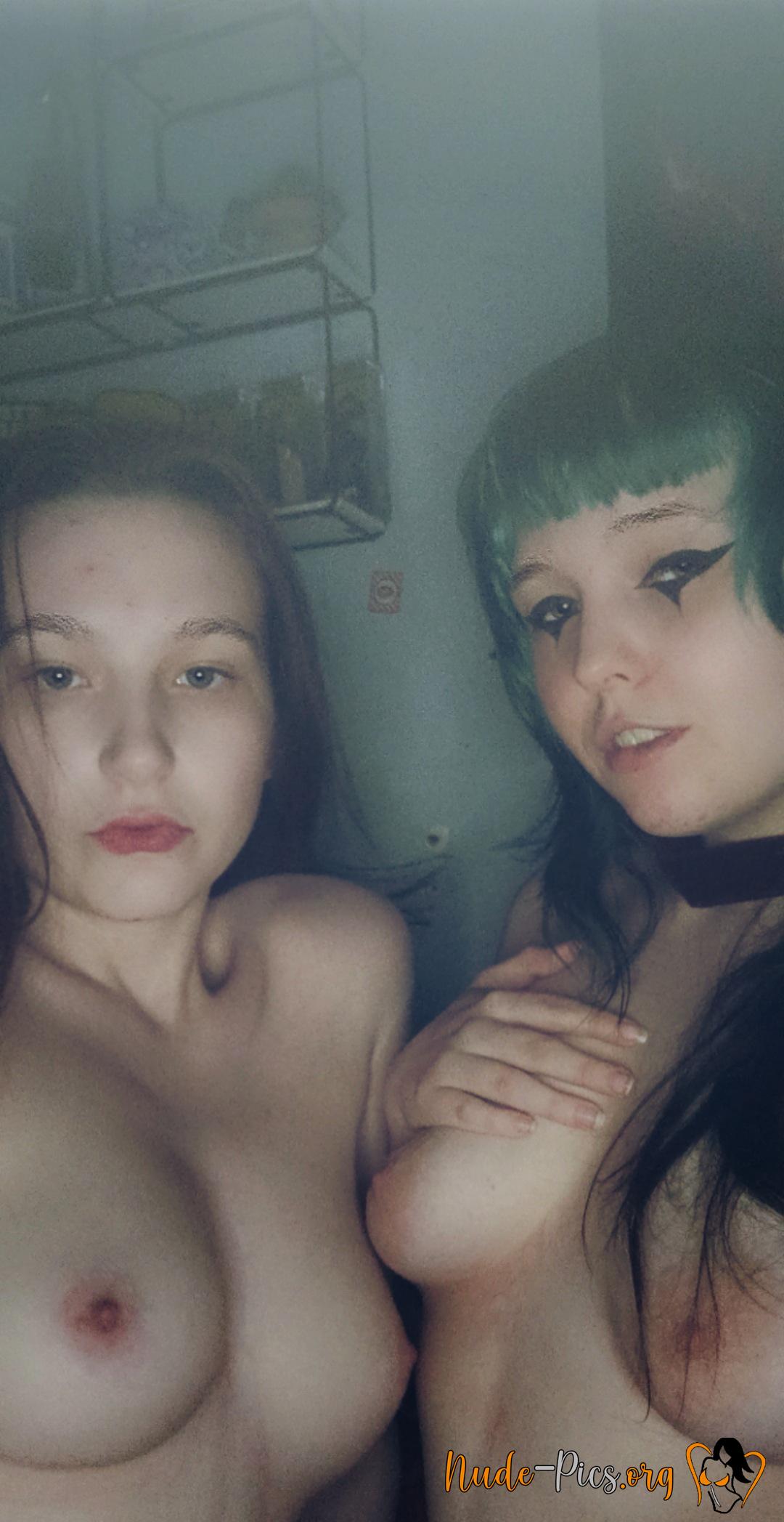 [18][f] me and u/adamdriverisagod having a sleepover :)